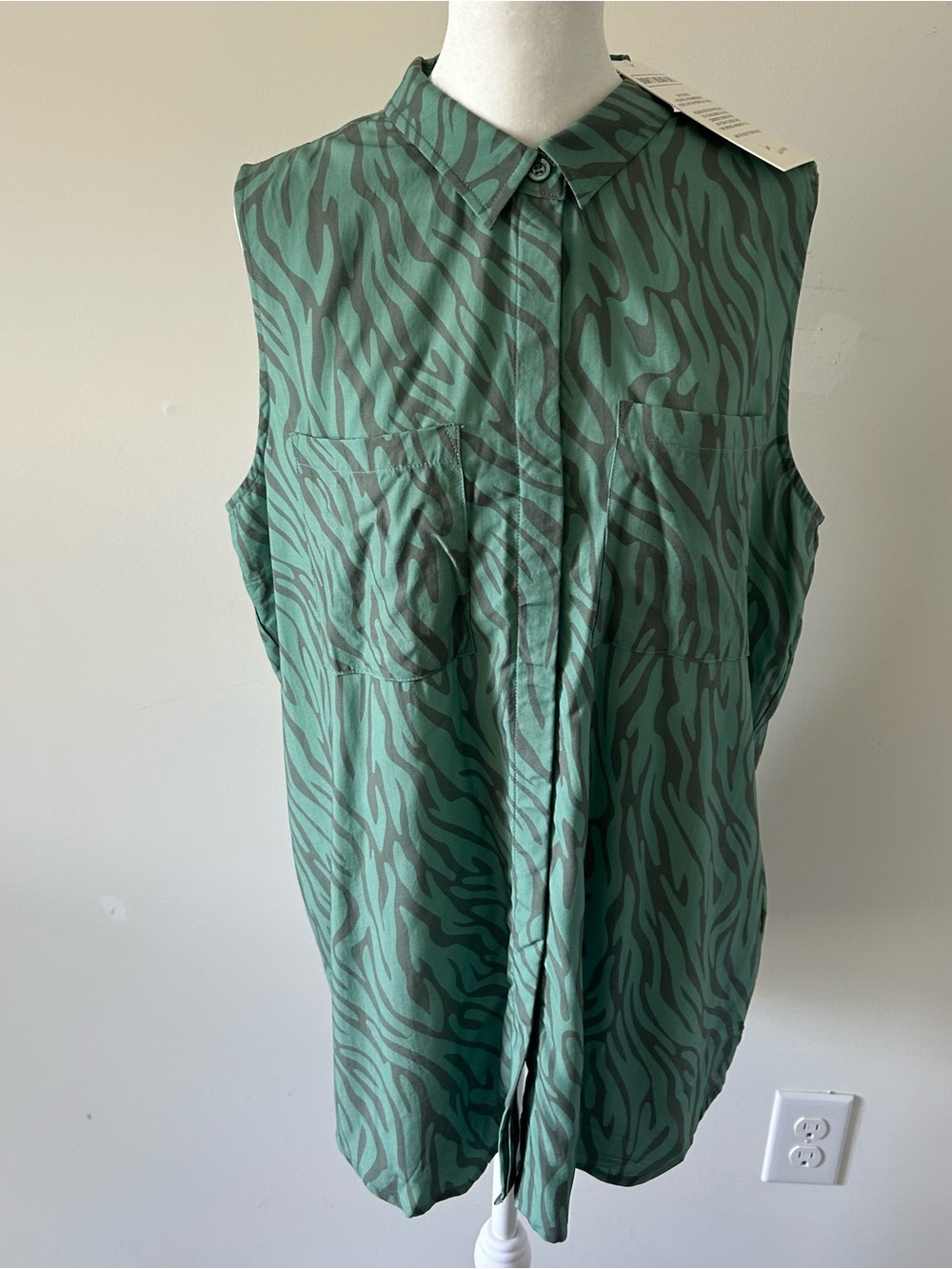 NWT Wildfang Empower Sleeveless Button-Up Zebra size Medium